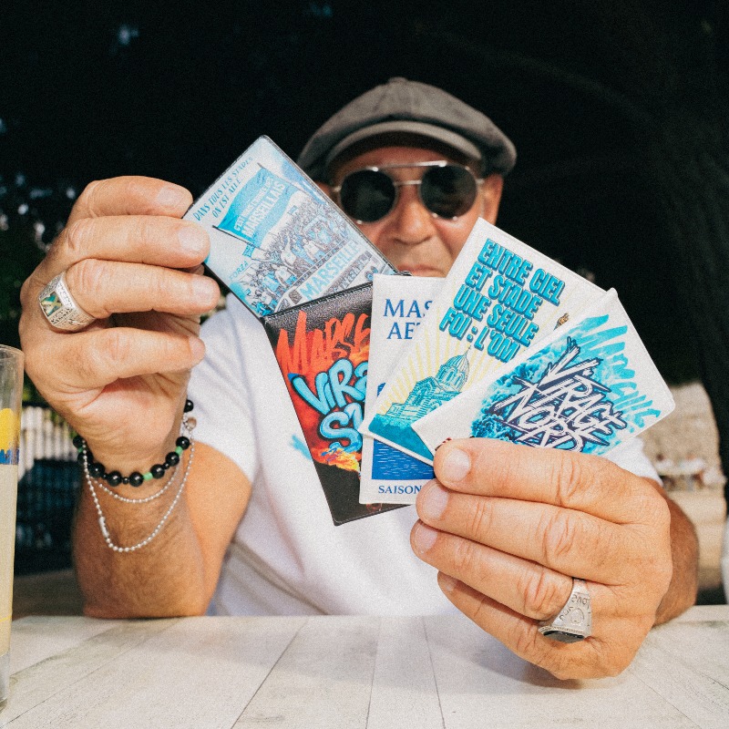studio1899's tweet photo. Nos porte-cartes sont de retour à seulement 8 euros !

Créé et imprimé à Marseille pour les amoureux de l'OM 

- Livraison Gratuite
- Stickers OM offerts

Découvrez notre collection sur notre site

Attention stock limité ! 

Dispo sur notre site uniquement