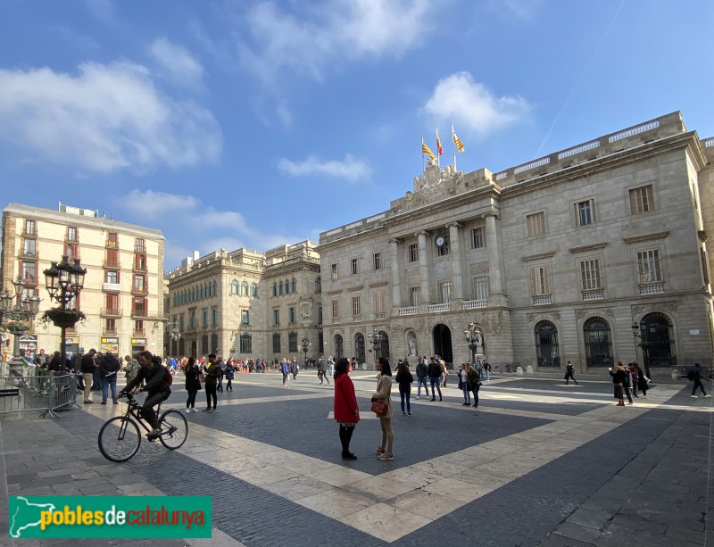 <a href="/benjalh1971/">Benjamín López</a> Estás comparando una plaza pequeña de 1.600m2, donde los edificios dan sombra la mayor parte del día, con la Puerta del Sol que tiene 12.000m2. Respétate y no hagas más el ridículo.