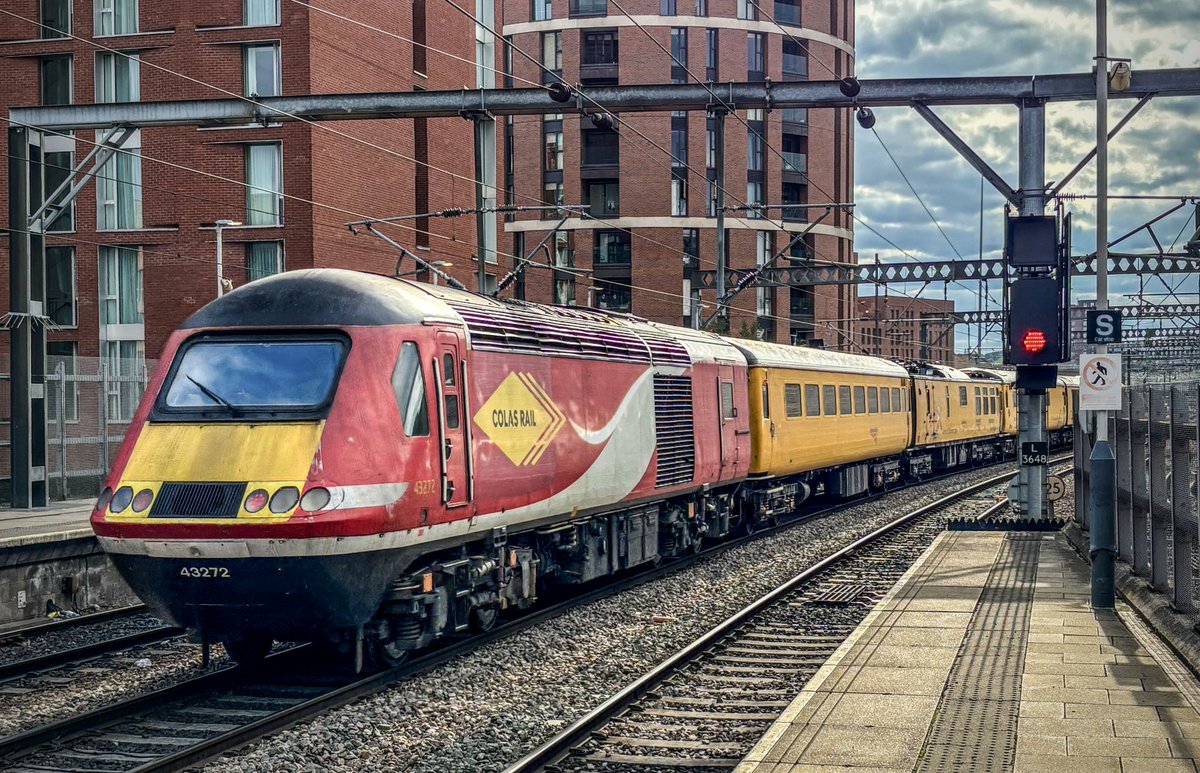 miles_chains's tweet image. 43357 Leads 1Q67, the York Holgate sidings to Wigan North Western PLPR Test Train through platform 16 at Leeds, with 43272 at the rear. I’ll get my HST fix whenever I can! 
#Class43 #HST #PLPR #ColasRailfreight #TestTrains #LeedsCityStation