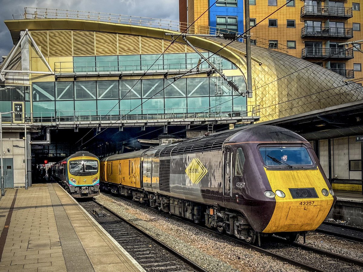 miles_chains's tweet image. 43357 Leads 1Q67, the York Holgate sidings to Wigan North Western PLPR Test Train through platform 16 at Leeds, with 43272 at the rear. I’ll get my HST fix whenever I can! 
#Class43 #HST #PLPR #ColasRailfreight #TestTrains #LeedsCityStation