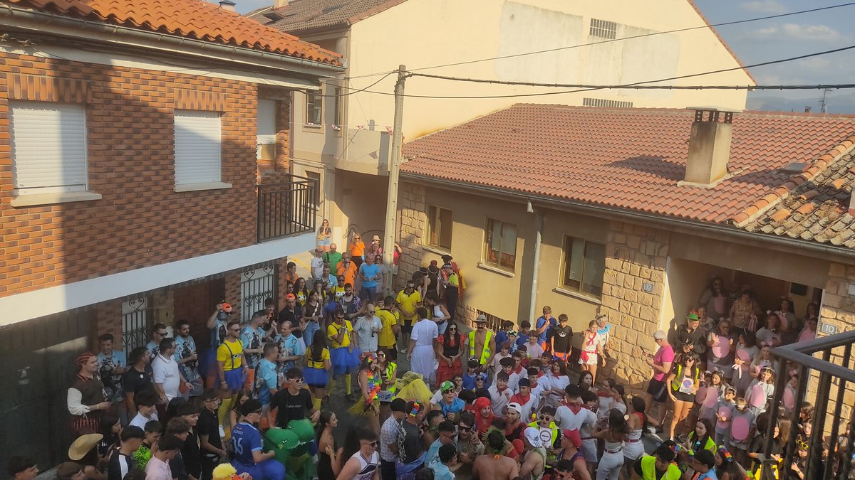 #LaLastrilla inicia sus fiestas en honor a San Juan. ¡Que disfrutéis y paséis unos inolvidables días cómo lo hemos hecho nosotros hoy gracias a su alcaldesa @EliLG! 🎊♥️