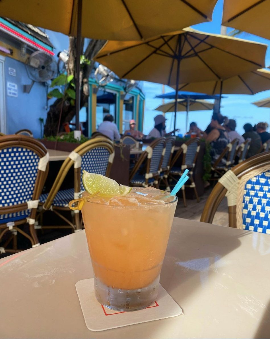 arubabeachcafe's tweet photo. Feel Good Friday! Plan your weekend sipping cocktails &amp; soaking in the seaside magic! 🪄🌊🎸 Live music starts @Noon! Happy Hour 4-7pm 50% off select drinks at the bars! 🌴💃🏻🍹🌊 #dancingseaside #livemusic #freshseafood #islandcocktails #lauderdalebythesea #arubabeachcafe https://t.co/O3ViBfpUO6