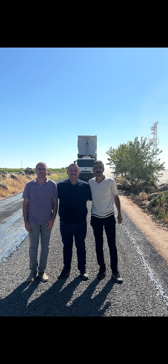 tameralhas's tweet photo. “Kırsal Daire Müdürümüz ve Fen İşleri Müdürümüz ile birlikte Karakoyun–Ediz grup yolunda asfalt çalışmalarımıza başladık. Hemşehrilerimize daha güvenli ve konforlu ulaşım imkânı sunmak için durmadan çalışıyoruz.” https://t.co/9TQnMii4a8