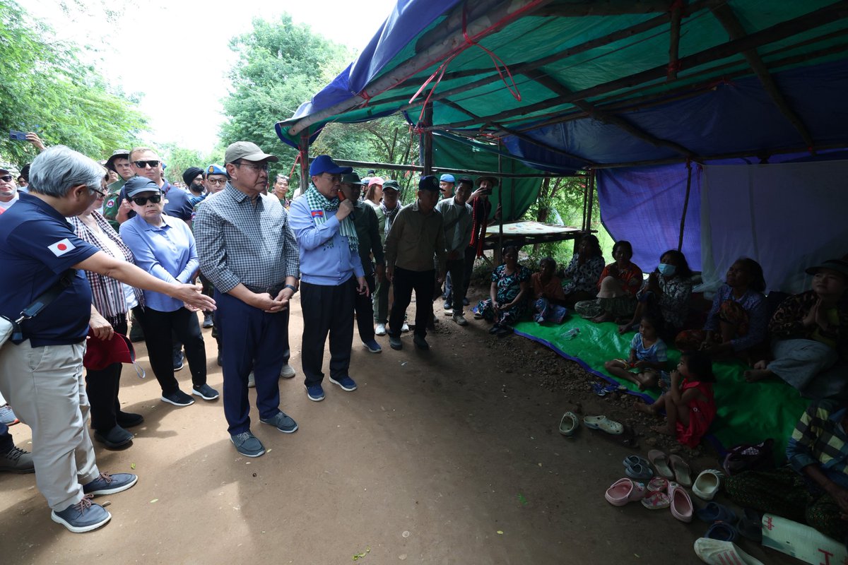 pheaktraneth's tweet photo. His Excellency Prak Sokhonn, Deputy Prime Minister and Minister of Foreign Affairs and International Cooperation of the Kingdom of Cambodia, led a delegation of resident diplomats in Cambodia, representatives of United Nations agencies, and non-governmental organizations to inspect the recent unilateral land encroachment activities by Thai military forces. These activities included clearing land, installing barbed wire and nets, setting up barricades, and placing vehicle tires in Chork Chhay Village, Ou Beichan Commune, Ou Chrov District, Banteay Meanchey Province, on the morning of August 22, 2025.