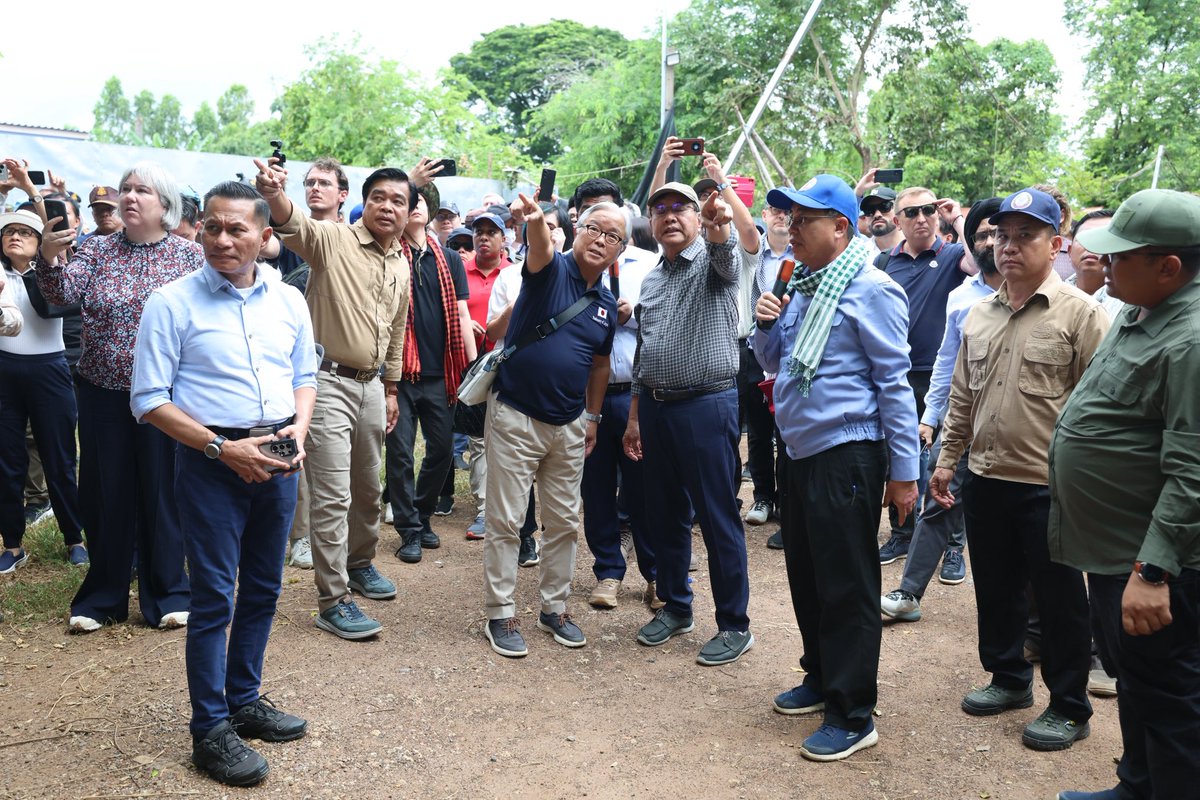 pheaktraneth's tweet photo. His Excellency Prak Sokhonn, Deputy Prime Minister and Minister of Foreign Affairs and International Cooperation of the Kingdom of Cambodia, led a delegation of resident diplomats in Cambodia, representatives of United Nations agencies, and non-governmental organizations to inspect the recent unilateral land encroachment activities by Thai military forces. These activities included clearing land, installing barbed wire and nets, setting up barricades, and placing vehicle tires in Chork Chhay Village, Ou Beichan Commune, Ou Chrov District, Banteay Meanchey Province, on the morning of August 22, 2025.