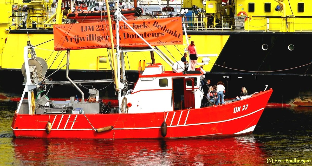 IJM 22 VAART WEER | Eind 2023 lag deze kotter op het strand bij Zandvoort. Na dagen graven en trekken ging de '22' op sleep naar de haven. Vrienden en crowdfund donateurs (ook via EMK) hielpen schipper Ed Reker er bovenop. Het spandoek is zijn dankwoord tijdens de Sail-in 👍