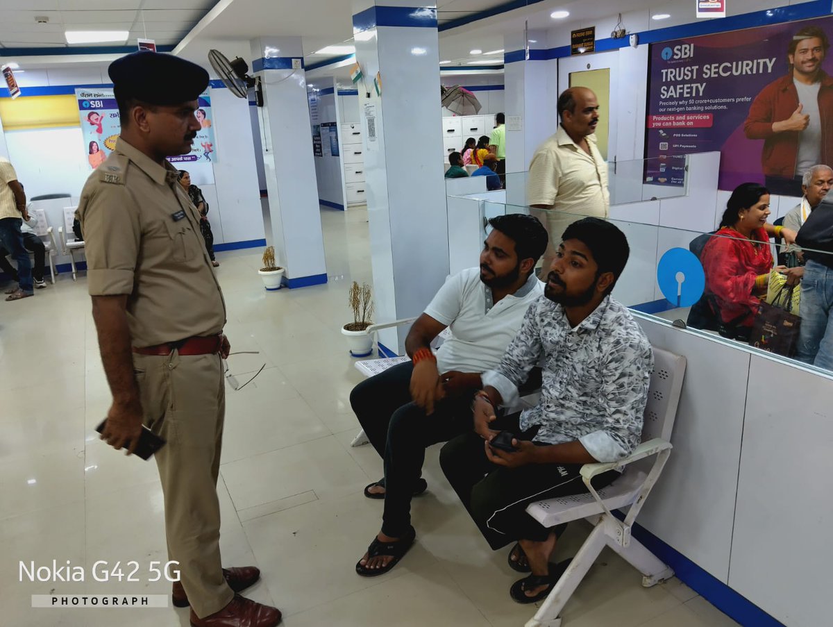 Buxarpolice's tweet photo. #बक्सर_पुलिस द्वारा बैंकिंग प्रतिष्ठानों /ATM में सुरक्षा-व्यवस्था सुनिश्चित करनें हेतु बैंकों की सुरक्षा जांच की जा रही है I
बैंक परिसर के अंदर एवं बाहर संदिग्ध पर निगरानी रखी जा रही है I
@bihar_police
@IPRDBihar
#HainTaiyaarHum
#BiharPolice
#Bankchecking https://t.co/Hi4lRFgu3J