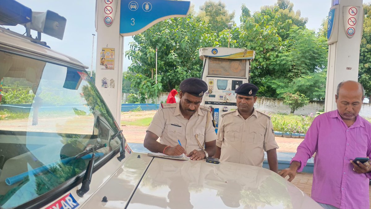 Buxarpolice's tweet photo. #बक्सर_पुलिस द्वारा बैंकिंग प्रतिष्ठानों /ATM में सुरक्षा-व्यवस्था सुनिश्चित करनें हेतु बैंकों की सुरक्षा जांच की जा रही है I
बैंक परिसर के अंदर एवं बाहर संदिग्ध पर निगरानी रखी जा रही है I
@bihar_police
@IPRDBihar
#HainTaiyaarHum
#BiharPolice
#Bankchecking https://t.co/Hi4lRFgu3J