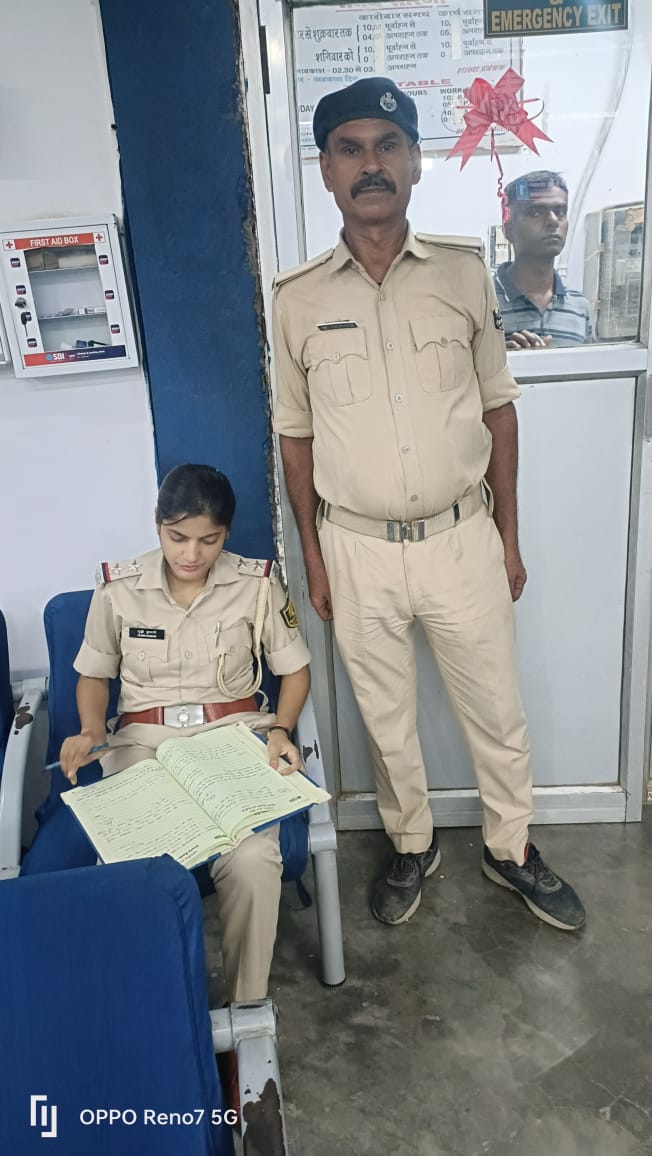 Buxarpolice's tweet photo. #बक्सर_पुलिस द्वारा बैंकिंग प्रतिष्ठानों /ATM में सुरक्षा-व्यवस्था सुनिश्चित करनें हेतु बैंकों की सुरक्षा जांच की जा रही है I
बैंक परिसर के अंदर एवं बाहर संदिग्ध पर निगरानी रखी जा रही है I
@bihar_police
@IPRDBihar
#HainTaiyaarHum
#BiharPolice
#Bankchecking https://t.co/Hi4lRFgu3J