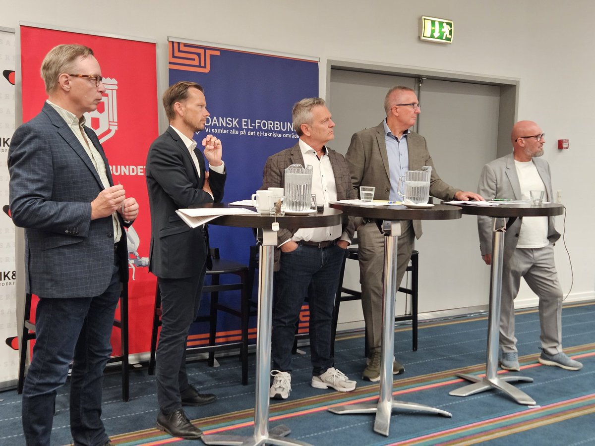 - Vi skal snart forhandle politiforlig, og det er min ambition, at arbejdskriminalitet for første gang skal være en del af de forhandlinger, siger <a href="/PHummelgaard/">Peter Hummelgaard</a> til morgenmøde med Dansk El-Forbund, <a href="/BlikRoer/">Blik- og Rørarbejderforbundet</a> og <a href="/malerforbundet/">Malerforbundet</a> 
#dkpol #arbejde