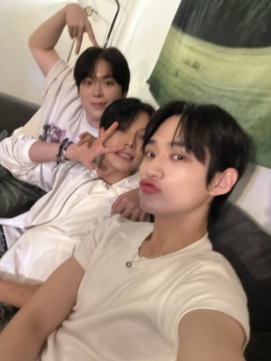 by_verivery's tweet photo. [#용승]       

00z with 사랑했던 그 눈빛좌👀

#YONGSEUNG #베리베리 #VERIVERY
#보이즈2플래닛 #연호 #동헌 https://t.co/odYlmuzfRR