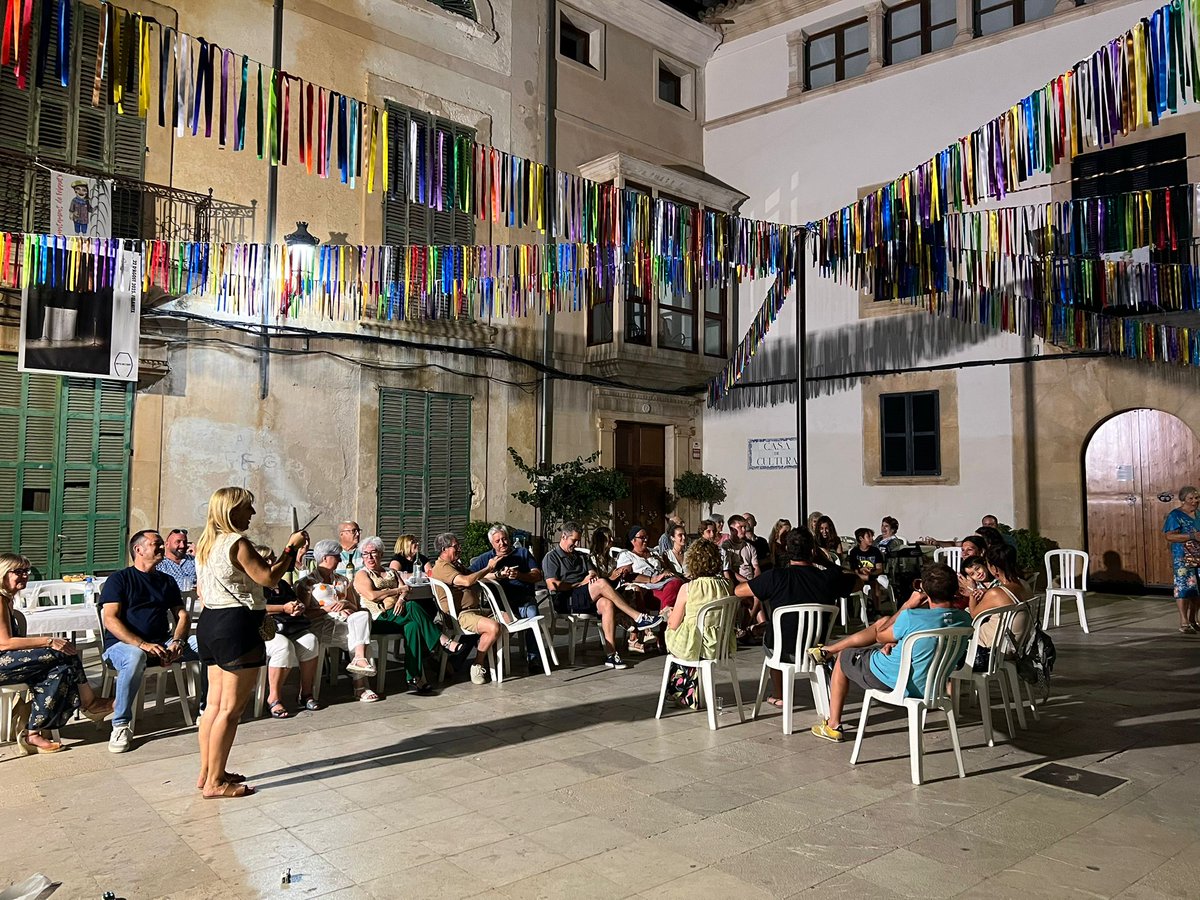 AjFelanitx's tweet image. 🍽️ Gran, gran vetlada la d&apos;ahir amb els sopars de carrer. Això és fer poble, fer comunitat i fer Sant Agustí. Centenars de persones van treure els seus millors plats per compartir amb els veïns i veïnes del carrer. 

Gràcies per sortir a fer poble!