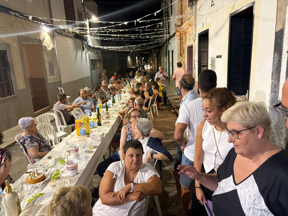 AjFelanitx's tweet image. 🍽️ Gran, gran vetlada la d&apos;ahir amb els sopars de carrer. Això és fer poble, fer comunitat i fer Sant Agustí. Centenars de persones van treure els seus millors plats per compartir amb els veïns i veïnes del carrer. 

Gràcies per sortir a fer poble!