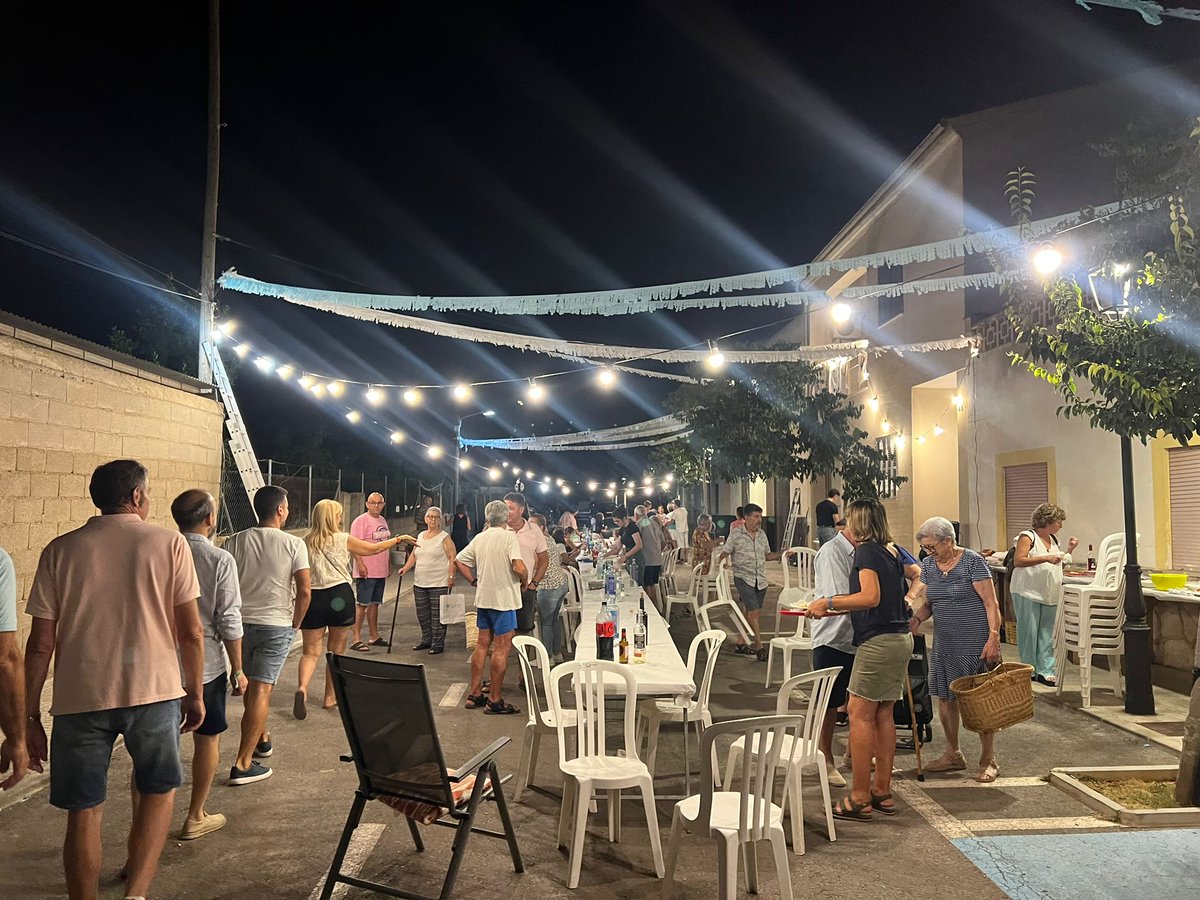 AjFelanitx's tweet image. 🍽️ Gran, gran vetlada la d&apos;ahir amb els sopars de carrer. Això és fer poble, fer comunitat i fer Sant Agustí. Centenars de persones van treure els seus millors plats per compartir amb els veïns i veïnes del carrer. 

Gràcies per sortir a fer poble!