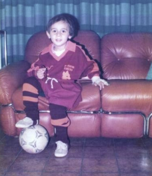 Ho ritrovato questa foto di Giugno 1984. Due anni e mezzo e un sorriso, nonostante una finale di Coppa Campioni persa poco prima (ma per fortuna non potevo saperlo). Bei tempi, senza insider di calciomercato, cialtroni social, commercialisti a targhe alterne.
C'era solo l'AS Roma