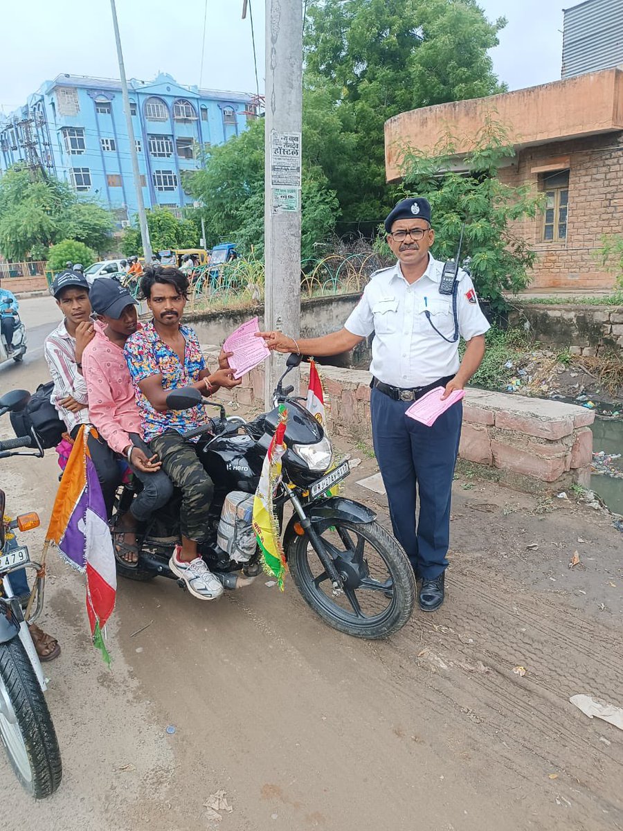 शताब्दी सर्किल से कायलाना चौराहा तकरामदेवरा जाने वाले जातरूओं की सड़क सुरक्षा हेतु एलाउंसमेंट व रात्रिकालीन जान-माल की सुरक्षा हेतु थैलों व वाहनों पर रिफ्लेक्टर लगाए एवं जन-जागरूकता कार्यक्रम आयोजित किया गया।<a href="/CP_Jodhpur/">Jodhpur Police</a> <a href="/RajPoliceHelp/">Rajasthan Police HelpDesk</a> <a href="/RajCMO/">CMO Rajasthan</a>