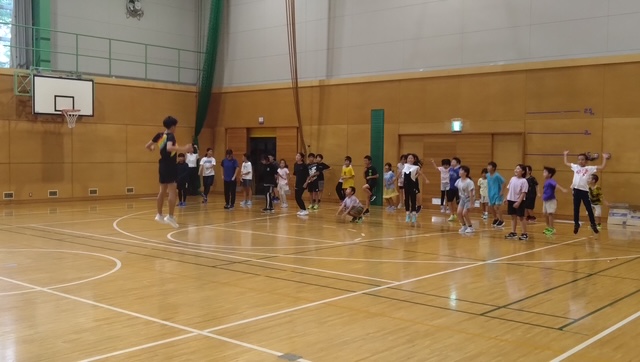 komori_corp's tweet photo. 【陸上部情報🏃】
8月19日(火）に、合宿先でお世話になっている北海道弟子屈町にて、小学生を対象に陸上教室を行いました！
約30名の小学生と楽しい時間を過ごすことができました。この中の子供たちがこれからよりスポーツに関わり、陸上競技を好きになってくれれば嬉しく思います🌻
 #KOMORI https://t.co/cXRtpFhChR