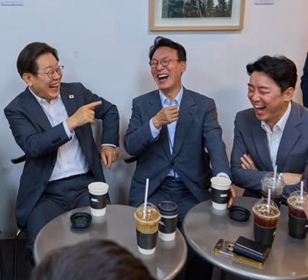 우리 대통령은 본인 웃는 사진을 좋아하는거 같다. 당연함 나도 우리 대통령 즐겁게 웃는게 제일 좋음