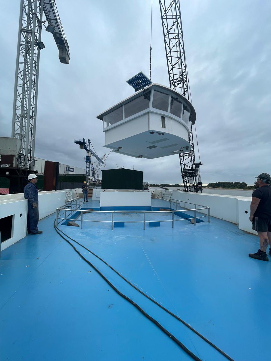 Placing the wheelhouse on the AmaSofia at VAHALI Gendt 🇳🇱
