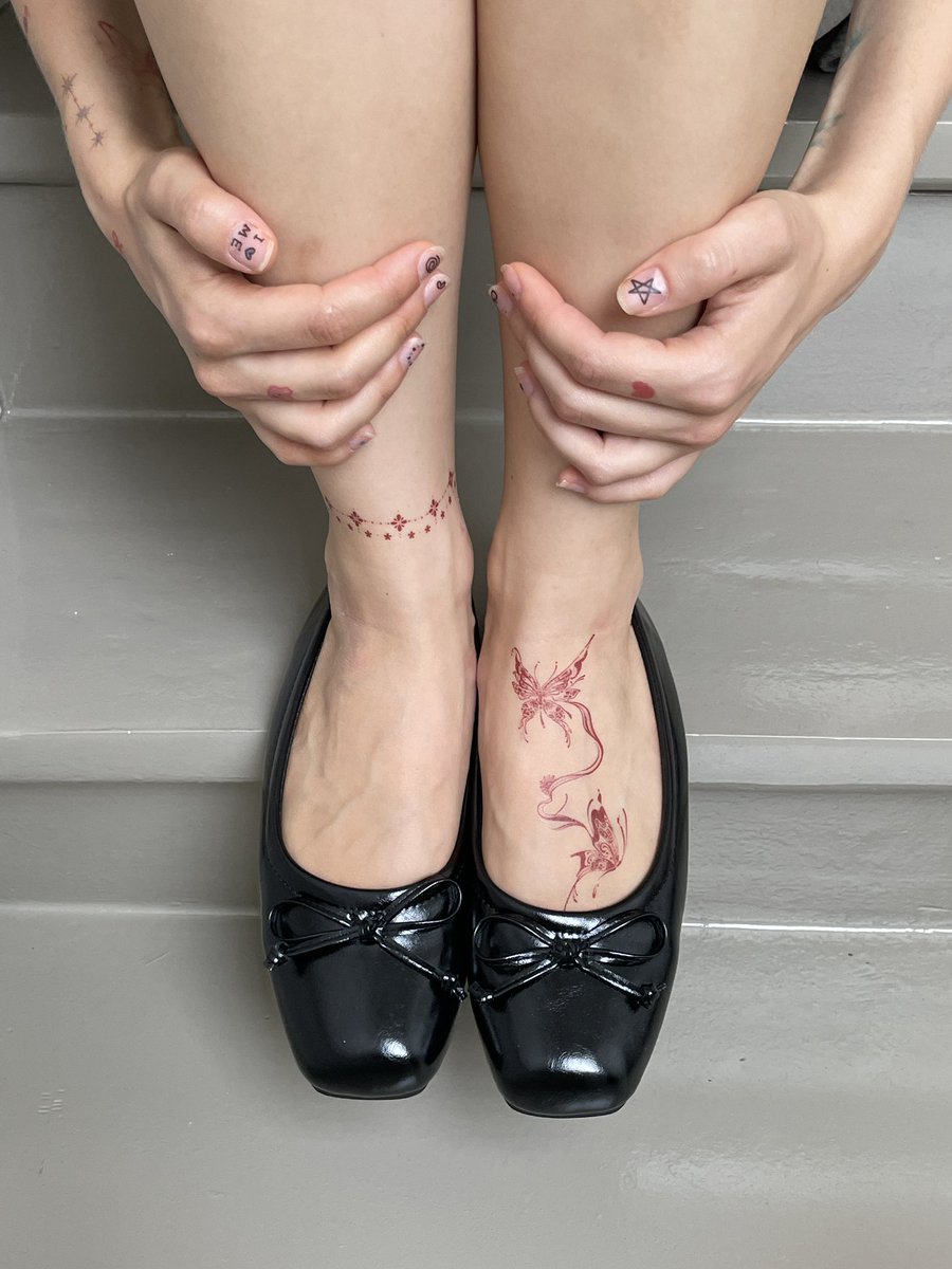 imlazystudios's tweet image. 타투아티스트 스키님의 버건디 레드컬러의 오너먼트 타투를 타투스티커로 경험해보세요♥️ 
스키님 타투스티커 손꾸+발꾸가 이렇게 좋은 느낌을 줍니다𑁍⋆｡˚ ❀ 
 
✧ SKI 03

🇰🇷 lazystudios.co.kr/ALL/?idx=3601
🌏 lazystudiosglobal.com/ALL/?idx=3601

#temporarytattoo #타투스티커 #tattoosticker