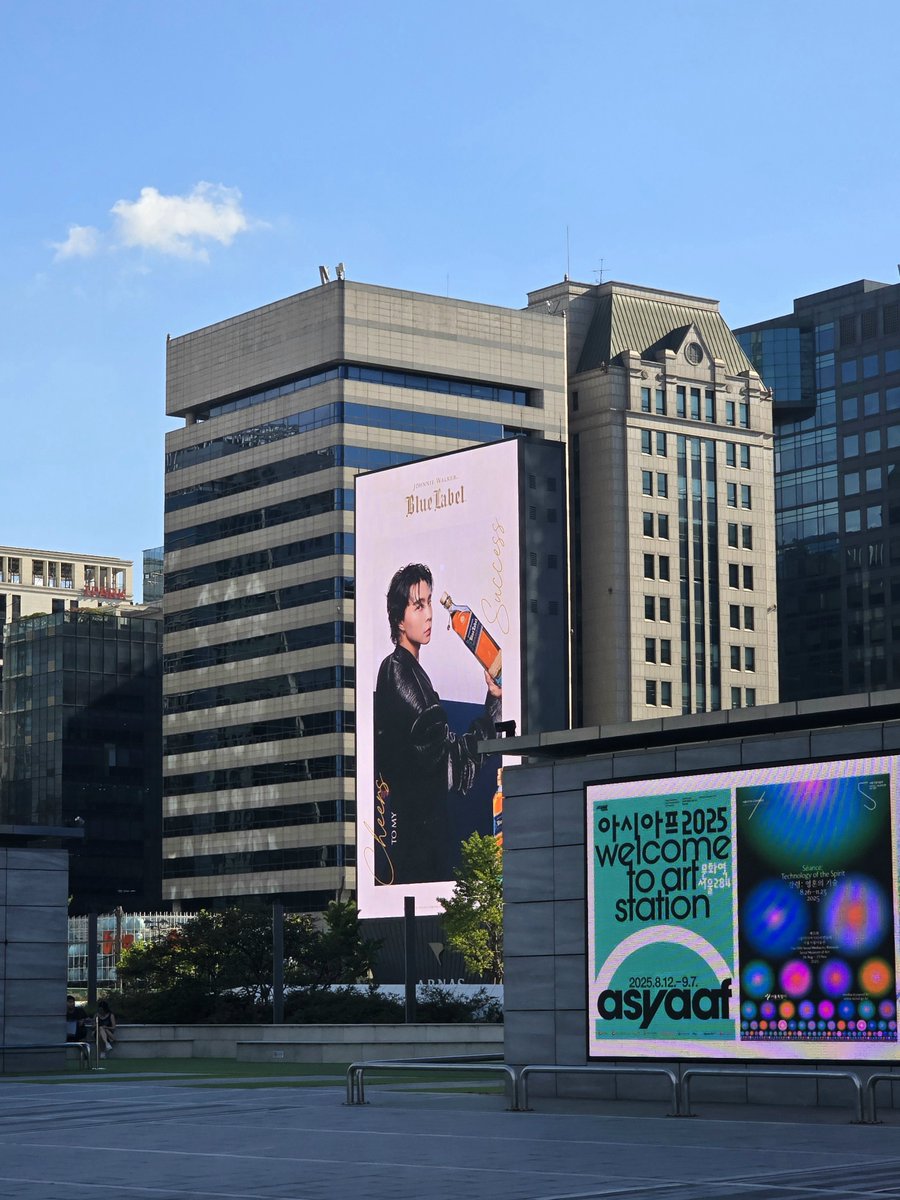 from birthday ad at bus stations to a bigger than life solo led billboard ad for johnnie walker 🥃💙

#JOHNNY #쟈니