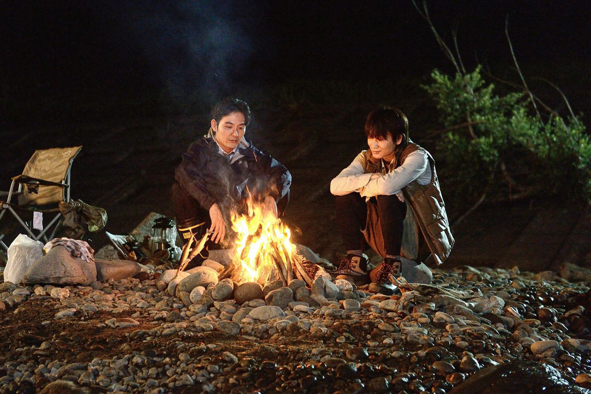Popcorn100777's tweet photo. 『影裏』（2020年）

突然消えた友人の裏の顔を、俺は知らずに愛していた
転勤で岩手に来た今野（綾野剛）は、同僚・日浅（松田龍平）と親しくなるが、彼は突然姿を消す。その行方を追う中で明かされる“もう一つの顔”大友啓史監督が描く切ないヒューマンサスペンス

#影裏
#綾野剛
#松田龍平
#映画紹介 https://t.co/jkwS3TtNbb