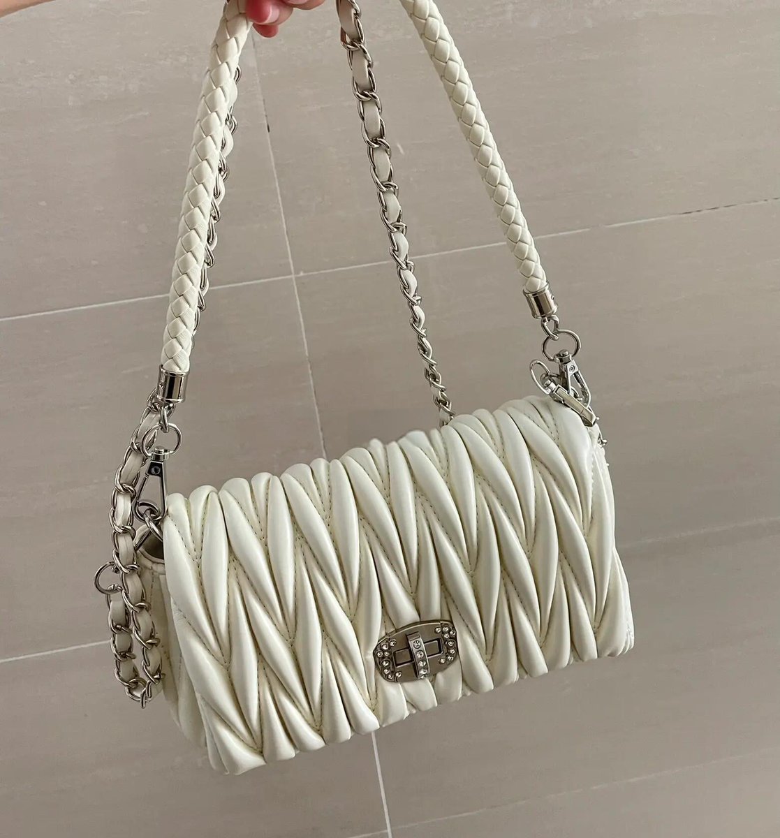 新しいバッグをお迎えしました👜✨
シンプルで上品なデザインがお気に入り🤍