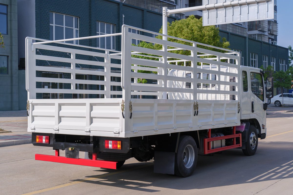 yanmeichen47591's tweet photo. JMC 5T small cargo truck#isuzu #trucking #cargo #jmc #truckdriver https://t.co/kJ266eP5zA