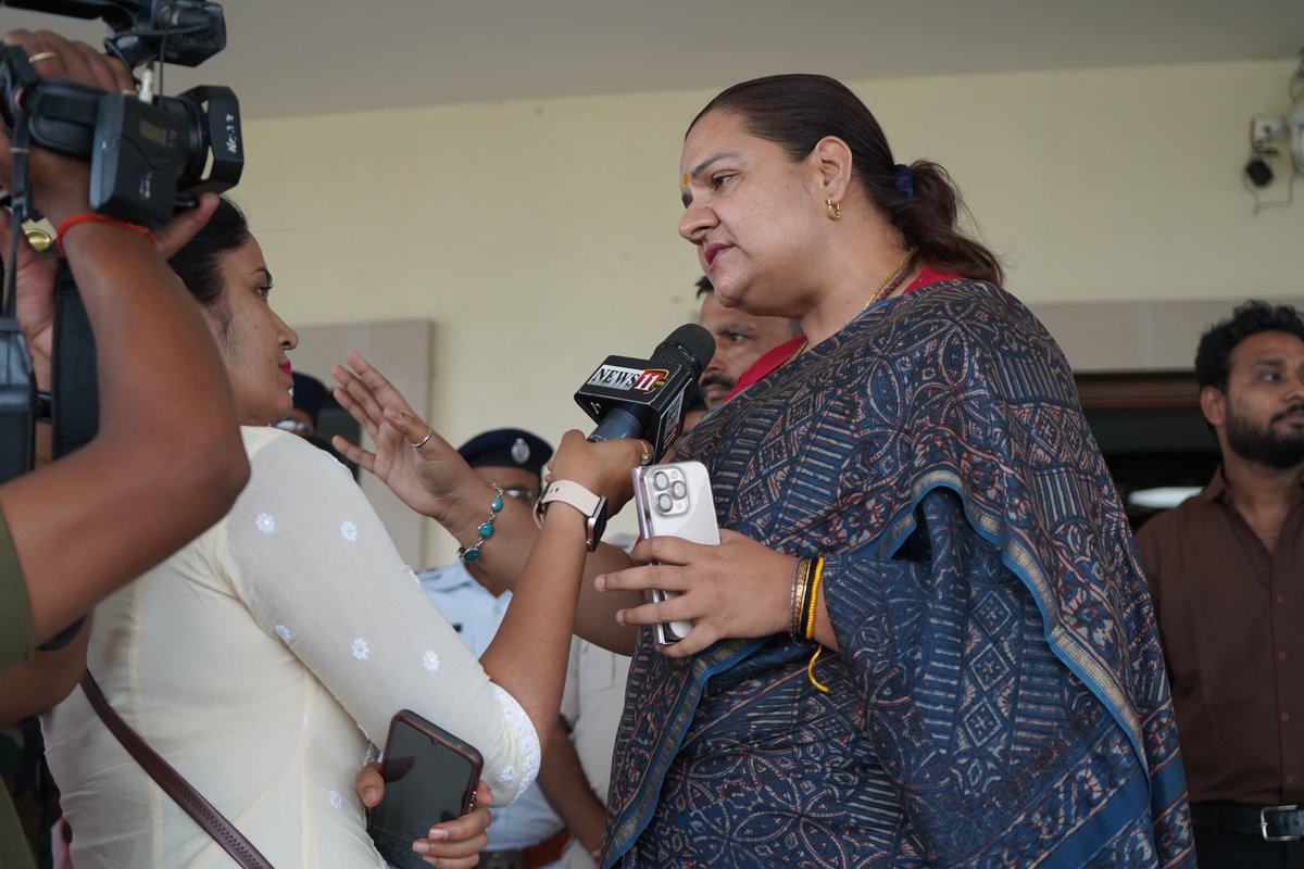 आज विधानसभा सत्र में भाग लेने से पूर्व विभिन्न मुद्दों पर अपनी बातें रखीं।

बिहार में बतौर पर्यवेक्षक मैंने पाया कि केंद्र की सरकार और उनकी एजेंसियाँ वहाँ वोटर्स के अधिकारों को कुचलने का प्रयास कर रही हैं। हमारे नेता माननीय राहुल गांधी जी लगातार वोटर्स के अधिकारों के लिए संघर्ष