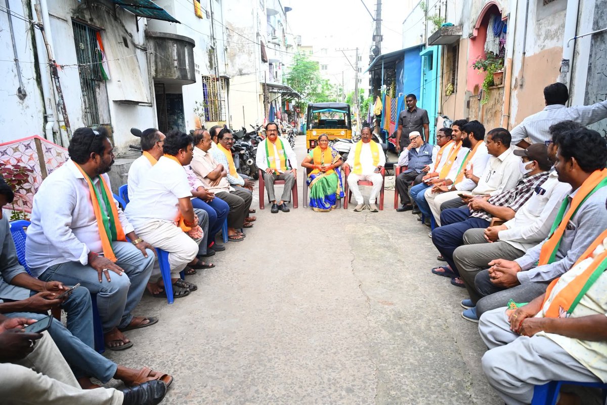 BJP4Rajahmundry (@bjp4rajahmundry) on Twitter photo రాజమండ్రి అర్బన్ 1వ మండల పరిధిలోని
నాయకులు, కార్యకర్తలతో సమావేశమైన శాసన మండలి సభ్యులు శ్రీ <a href="/somuveerraju/">SOMU VEERRAJU / సోము వీర్రాజు</a> గారు
జిల్లాలో ప్రారంభం కానున్న రాష్ట్ర అధ్యక్షులు శ్రీ <a href="/MadhavBJP/">PVN Madhav (Modi Ka Parivar)</a> గారి సారథ్యం కార్యక్రమం విజయవంతంగా నిర్వహించడానికి పలు సూచనలు చేశారు. రాజమండ్రి అర్బన్ 1వ మండల పరిధిలోని
నాయకులు, కార్యకర్తలతో సమావేశమైన శాసన మండలి సభ్యులు శ్రీ <a href="/somuveerraju/">SOMU VEERRAJU / సోము వీర్రాజు</a> గారు
జిల్లాలో ప్రారంభం కానున్న రాష్ట్ర అధ్యక్షులు శ్రీ <a href="/MadhavBJP/">PVN Madhav (Modi Ka Parivar)</a> గారి సారథ్యం కార్యక్రమం విజయవంతంగా నిర్వహించడానికి పలు సూచనలు చేశారు.