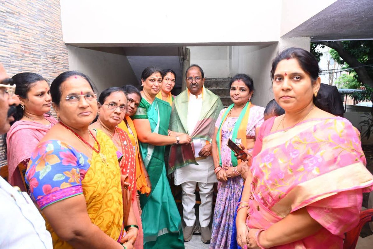 BJP4Rajahmundry (@bjp4rajahmundry) on Twitter photo రాజమండ్రి అర్బన్ 2వ మండల పరిధిలోని
నాయకులు, కార్యకర్తలతో సమావేశమైన శాసన మండలి సభ్యులు శ్రీ <a href="/somuveerraju/">SOMU VEERRAJU / సోము వీర్రాజు</a> గారు.
జిల్లాలో ప్రారంభం కానున్న రాష్ట్ర అధ్యక్షులు శ్రీ <a href="/MadhavBJP/">PVN Madhav (Modi Ka Parivar)</a> గారి సారథ్యం కార్యక్రమం విజయవంతంగా నిర్వహించడానికి పలు సూచనలు చేశారు. రాజమండ్రి అర్బన్ 2వ మండల పరిధిలోని
నాయకులు, కార్యకర్తలతో సమావేశమైన శాసన మండలి సభ్యులు శ్రీ <a href="/somuveerraju/">SOMU VEERRAJU / సోము వీర్రాజు</a> గారు.
జిల్లాలో ప్రారంభం కానున్న రాష్ట్ర అధ్యక్షులు శ్రీ <a href="/MadhavBJP/">PVN Madhav (Modi Ka Parivar)</a> గారి సారథ్యం కార్యక్రమం విజయవంతంగా నిర్వహించడానికి పలు సూచనలు చేశారు.