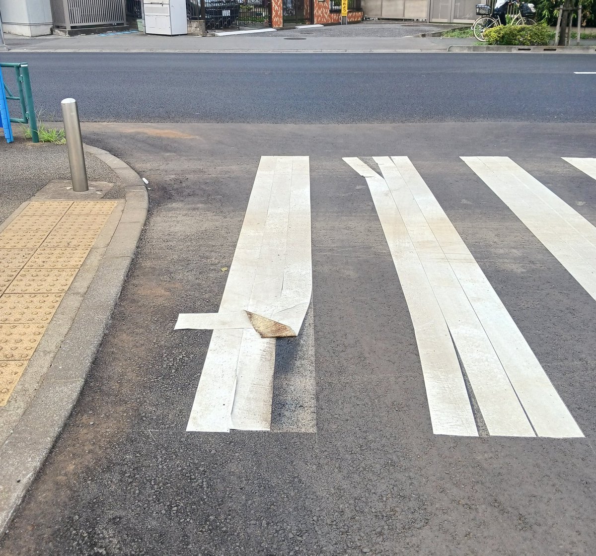 tt333m's tweet photo. 1ヶ月ほど前、ガスか水道の工事があって、その後、工事箇所以外にも200m程度、道路も舗装され綺麗になりました。ただ、路面塗装のレベルが低過ぎて、施主(市？警察？)はOKしてるのかなぁー https://t.co/XT5ifHk6hs