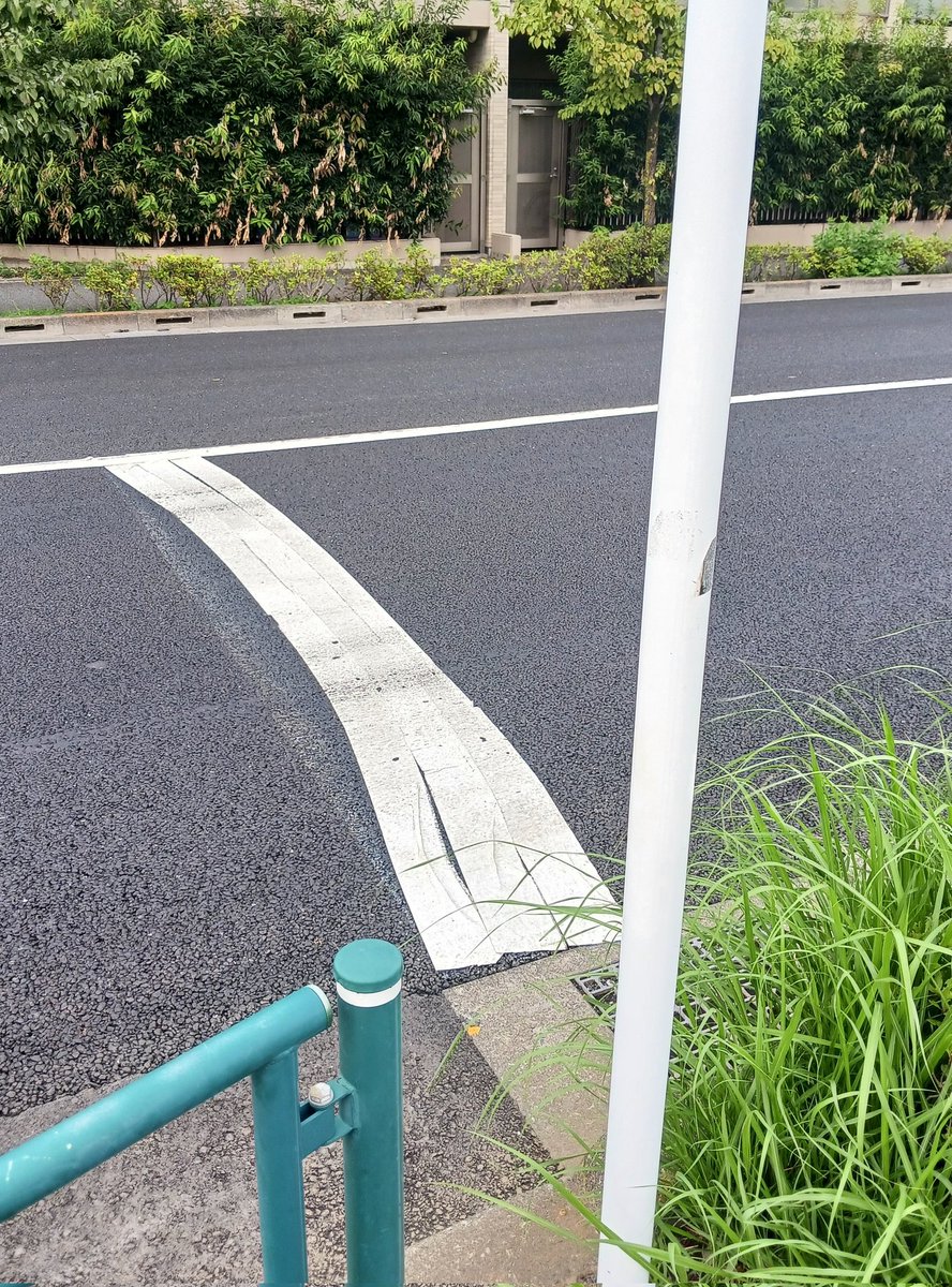 tt333m's tweet photo. 1ヶ月ほど前、ガスか水道の工事があって、その後、工事箇所以外にも200m程度、道路も舗装され綺麗になりました。ただ、路面塗装のレベルが低過ぎて、施主(市？警察？)はOKしてるのかなぁー https://t.co/XT5ifHk6hs