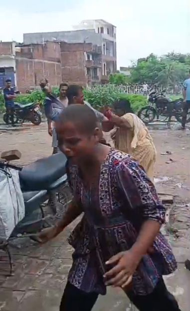 bstvlive's tweet photo. 🚨उन्नाव : महिला को बेल्ट से पीटते वीडियो वायरल🚨
🆔 युवक ने महिला पर जमकर बरसाई बेल्ट
👧 बचाव में महिला की बेटियों ने भी किया झगड़ा
📍 सदर कोतवाली क्षेत्र के आदर्श नगर का मामला
#Unnao #DomesticViolence #BeltBeating #AdarshNagar #ViralVideo @unnaopolice https://t.co/enQamIzuy0