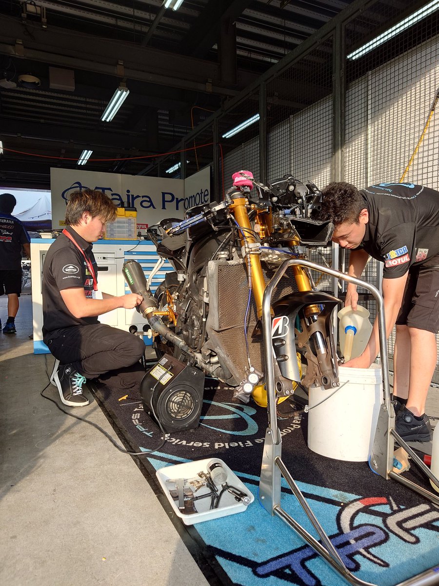 TairaPromote_R's tweet photo. 本日の走行は無事に終了🏁
明日の予選に向けてメカ達が作業頑張ってくれています💪

#TairaPromoteRacing
#全日本ロードレース
#モビリティリゾートもてぎ https://t.co/PKmTUYYHaO