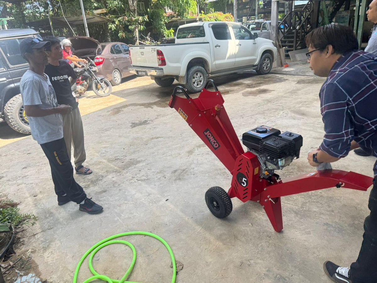 pearltosky1989's tweet photo. Real users. Real work. Real results. 👷‍♂️🔥 Thats Jonco R5 chipper!

#chipper #woodchipper #landscaper #gardener #treeworker #treework #arborist #agriculture #machine #gardentools #homework #greenwaste #compact #reels #dowhatyoulove #factory https://t.co/XGJ0NXZdmO