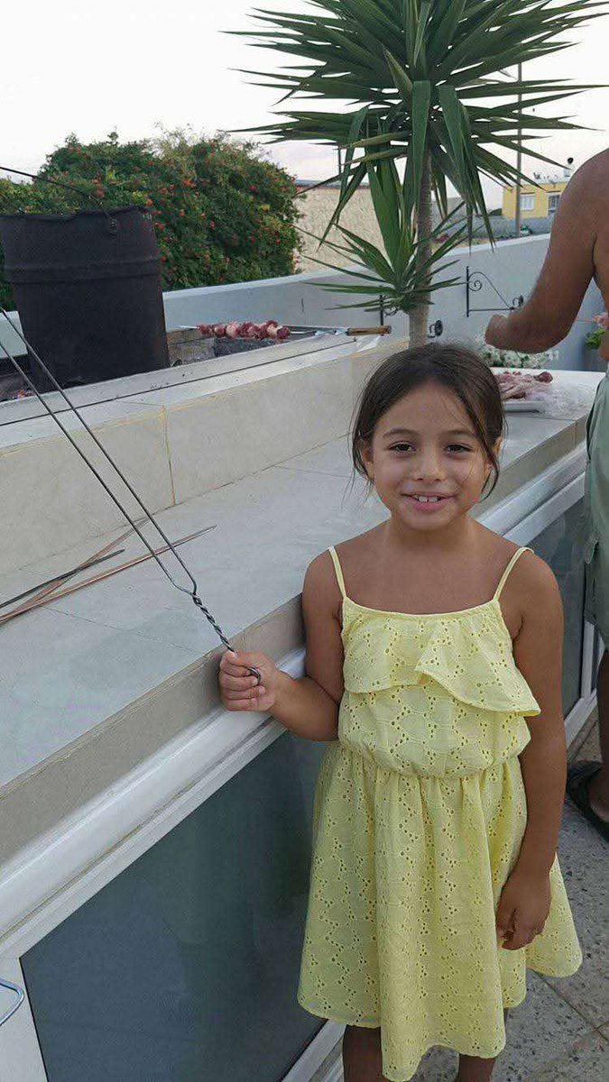 Bir bayram günü büyükbabası ile kebap hazırlığı yaparken çocuğum bebeğim, Selin'im 🤍🤍🤍
Ne bayramlar kaldı, ne özel günler. 
Artık tek mutlu olduğum an rüyalarda buluşmamız ve her gün kavuşmamıza bir gün daha yaklaşmamız. 

Çocuğumu benden alan şerefsizler ömür boyu hapislerde