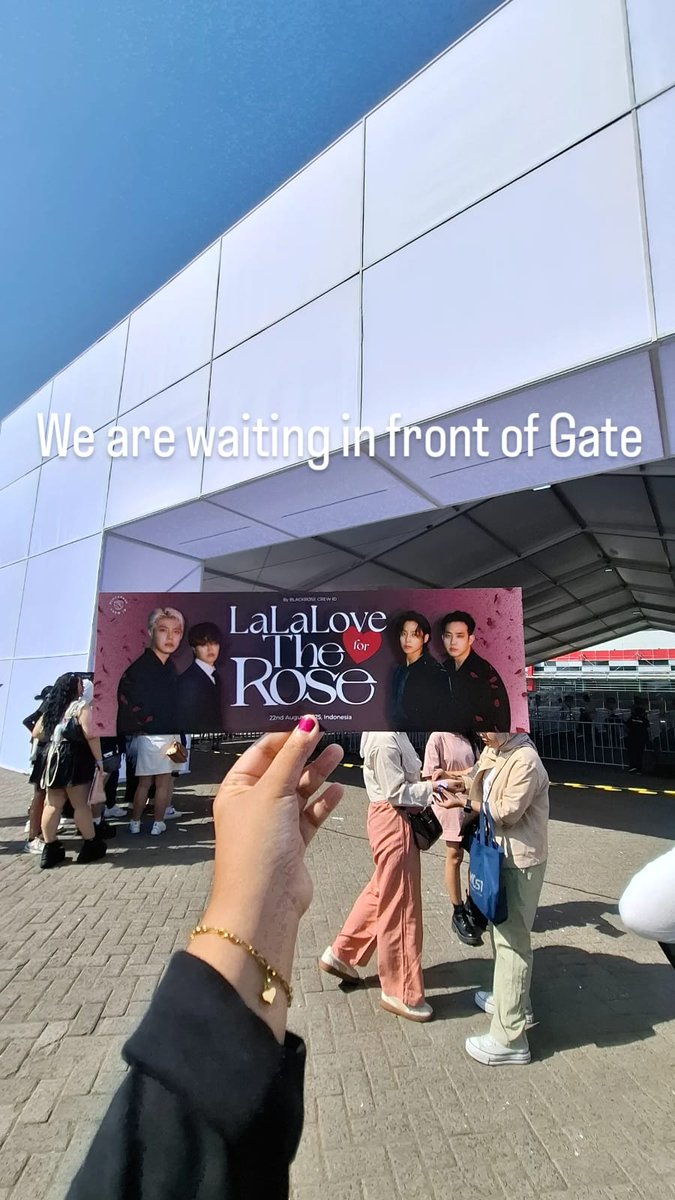 Kita didepan gapura Lalalafest yah