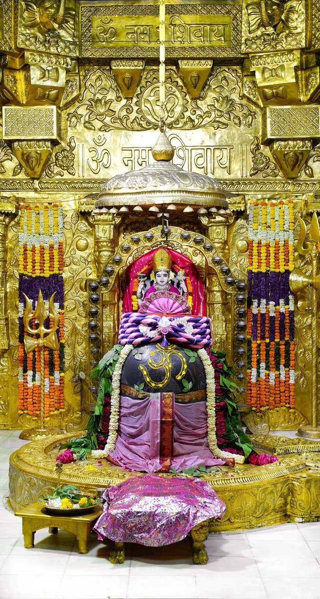 श्री सोमनाथ महादेव मंदिर,
प्रथम ज्योतिर्लिंग - गुजरात (सौराष्ट्र)
दिनांकः 22 अगस्त 2025,श्रावण कृष्ण चतुर्दशी - शुक्रवार 
मध्याह्न श्रृंगार
08255050
#somnath #mahadev #shivji
#bhakti #somnathlivedarshan #somnathtemple