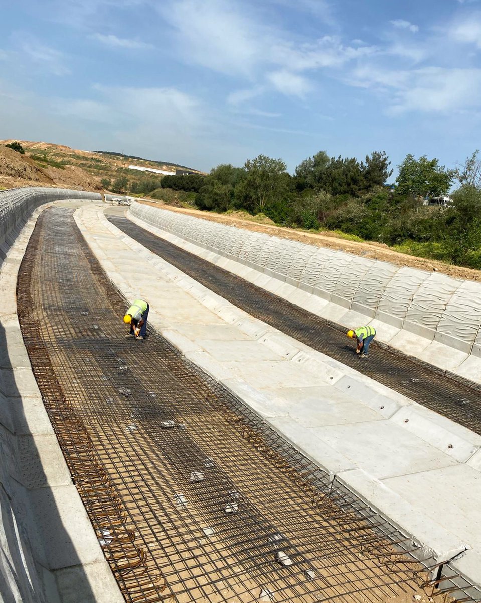 iskignmudurlugu's tweet photo. 👷🏻‍♂️Sel ve taşkın risklerini önlemek amacıyla dere ıslah çalışmalarını sürdürüyoruz.

📍 Tuzla Umur Deresi’nde 1.980 metre uzunluğunda dere ıslahı gerçekleştiriyoruz.

✅ Bu kapsamda 650 metre uzunlu��unda dere ıslahı imalatını tamamladık.

♻️ Yağmur sularını güvenli şekilde Marmara Denizi’ne ulaştırıyor, şehrimizi sel ve taşkınlardan koruyoruz.