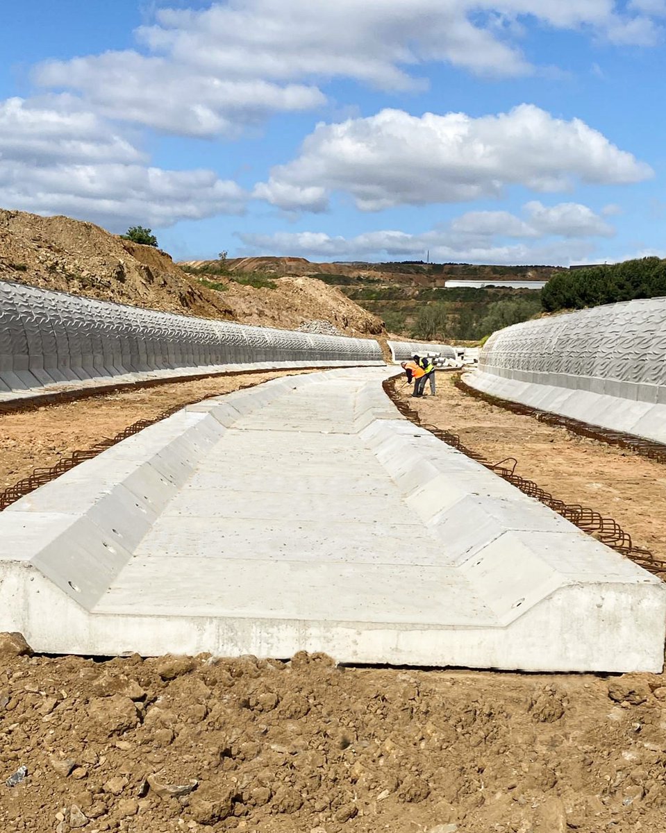 iskignmudurlugu's tweet photo. 👷🏻‍♂️Sel ve taşkın risklerini önlemek amacıyla dere ıslah çalışmalarını sürdürüyoruz.

📍 Tuzla Umur Deresi’nde 1.980 metre uzunluğunda dere ıslahı gerçekleştiriyoruz.

✅ Bu kapsamda 650 metre uzunlu��unda dere ıslahı imalatını tamamladık.

♻️ Yağmur sularını güvenli şekilde Marmara Denizi’ne ulaştırıyor, şehrimizi sel ve taşkınlardan koruyoruz.