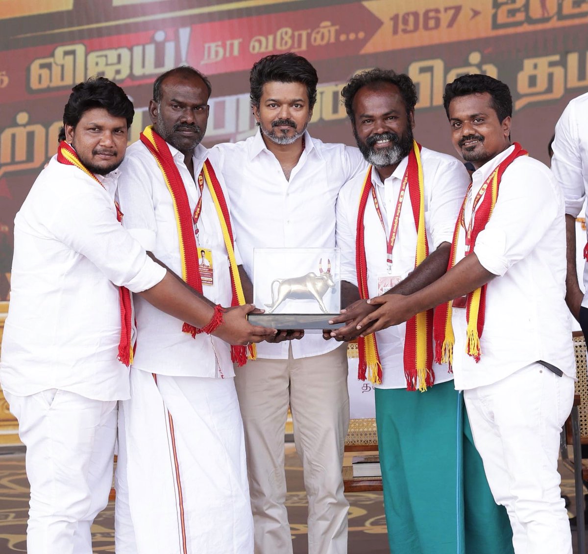 родро│рокродро┐ ро╡ро┐ро╖ро╛ро▓рпН (@thalapathyvisal) on Twitter photo роОройрпНрой родро╡роорпН роЪрпЖропрпНродрпЗройрпН родро▓рпИро╡ро╛ роЗроирпНрод рокро┐ро▒ро╡ро┐рокро▓ройрпН роЕроЯрпИроирпНродрпЗройрпН роиройрпНро▒ро┐ родро▓рпИро╡ро╛ <a href="/TVKVijayHQ/">TVK Vijay</a> роиройрпНро▒ро┐ роЕрогрпНрогро╛ <a href="/BussyAnand/">N Anand</a> роиройрпНро▒ро┐ роЕрогрпНрогро╛ <a href="/VijayAnban_offl/">Madurai Vijay Anban</a> ЁЯЩПЁЯП╗ЁЯЩПЁЯП╗ЁЯЩПЁЯП╗ЁЯЩПЁЯП╗
#TVKMaduraiMaanadu #TVKVettriMaanadu #TVKVijay #TVKForTN роОройрпНрой родро╡роорпН роЪрпЖропрпНродрпЗройрпН родро▓рпИро╡ро╛ роЗроирпНрод рокро┐ро▒ро╡ро┐рокро▓ройрпН роЕроЯрпИроирпНродрпЗройрпН роиройрпНро▒ро┐ родро▓рпИро╡ро╛ <a href="/TVKVijayHQ/">TVK Vijay</a> роиройрпНро▒ро┐ роЕрогрпНрогро╛ <a href="/BussyAnand/">N Anand</a> роиройрпНро▒ро┐ роЕрогрпНрогро╛ <a href="/VijayAnban_offl/">Madurai Vijay Anban</a> ЁЯЩПЁЯП╗ЁЯЩПЁЯП╗ЁЯЩПЁЯП╗ЁЯЩПЁЯП╗
#TVKMaduraiMaanadu #TVKVettriMaanadu #TVKVijay #TVKForTN