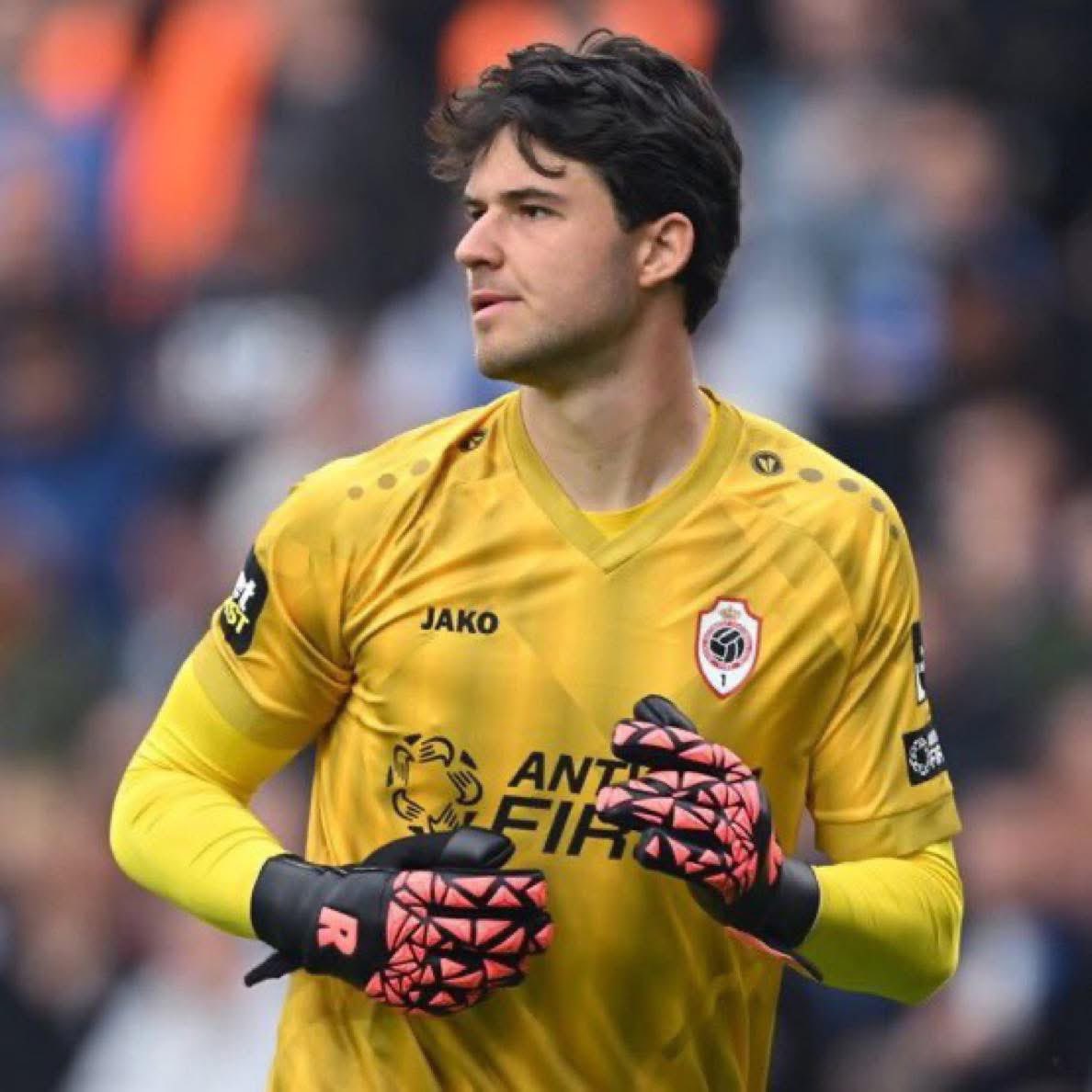 🚨🔵⚪️ EXCL- Manchester City exploring Senne Lammens option!

🇧🇪 Man City facing difficulties in negotiations with Paris Saint-Germain, who demand a fee deemed too high for Gianluigi Donnarumma, and have recently turned their attention to the Belgian.

⏳More to follow 🔜