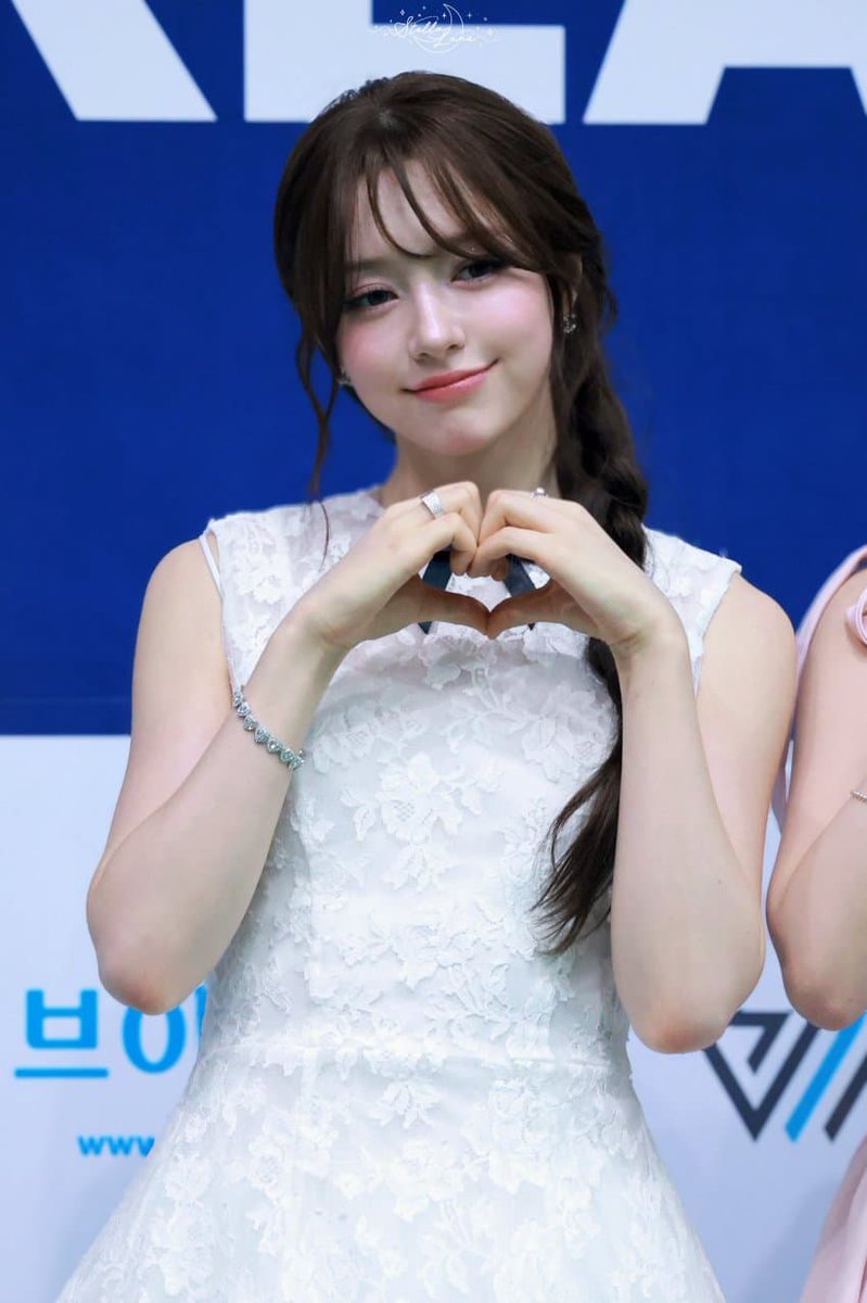 SeoulVibeHub's tweet photo. Chanelle from FIFTY FIFTY   #FIFTYFIFTY_KWDA2025 #FIFTYFIFTY #CHANELLE https://t.co/XiBUgwIFbi