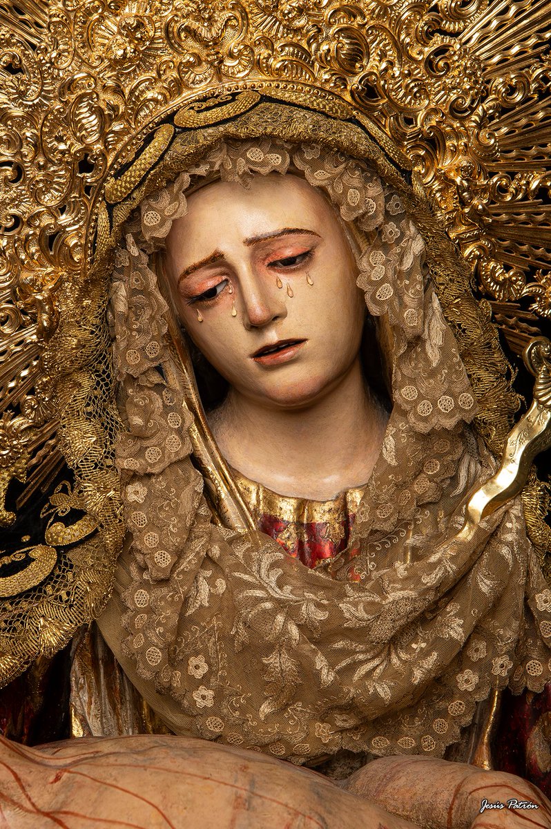 22 DE AGOSTO | BIENAVENTURADA SANTA MARÍA REINA. 

La Iglesia Católica festeja hoy la Realeza de María, ya que su Hijo es Rey. 

El papa Pío XII fue quien estableció esta festividad.