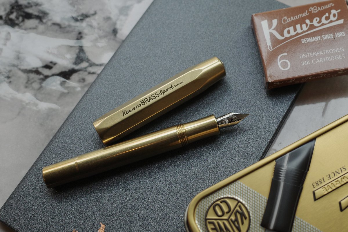 Kaweco/カヴェコ「ブラススポーツ(¥14300)」はシルバーペン先が初期搭載ですが、別売ペン先ユニット(¥2200)のゴールドペン先を装着することで全身ゴールドのアレンジも可能です。字幅はEF極細字・F細字・M中字を常時在庫しております。

初期搭載ペン先も手元に残るので、好きな時に付け替えができます