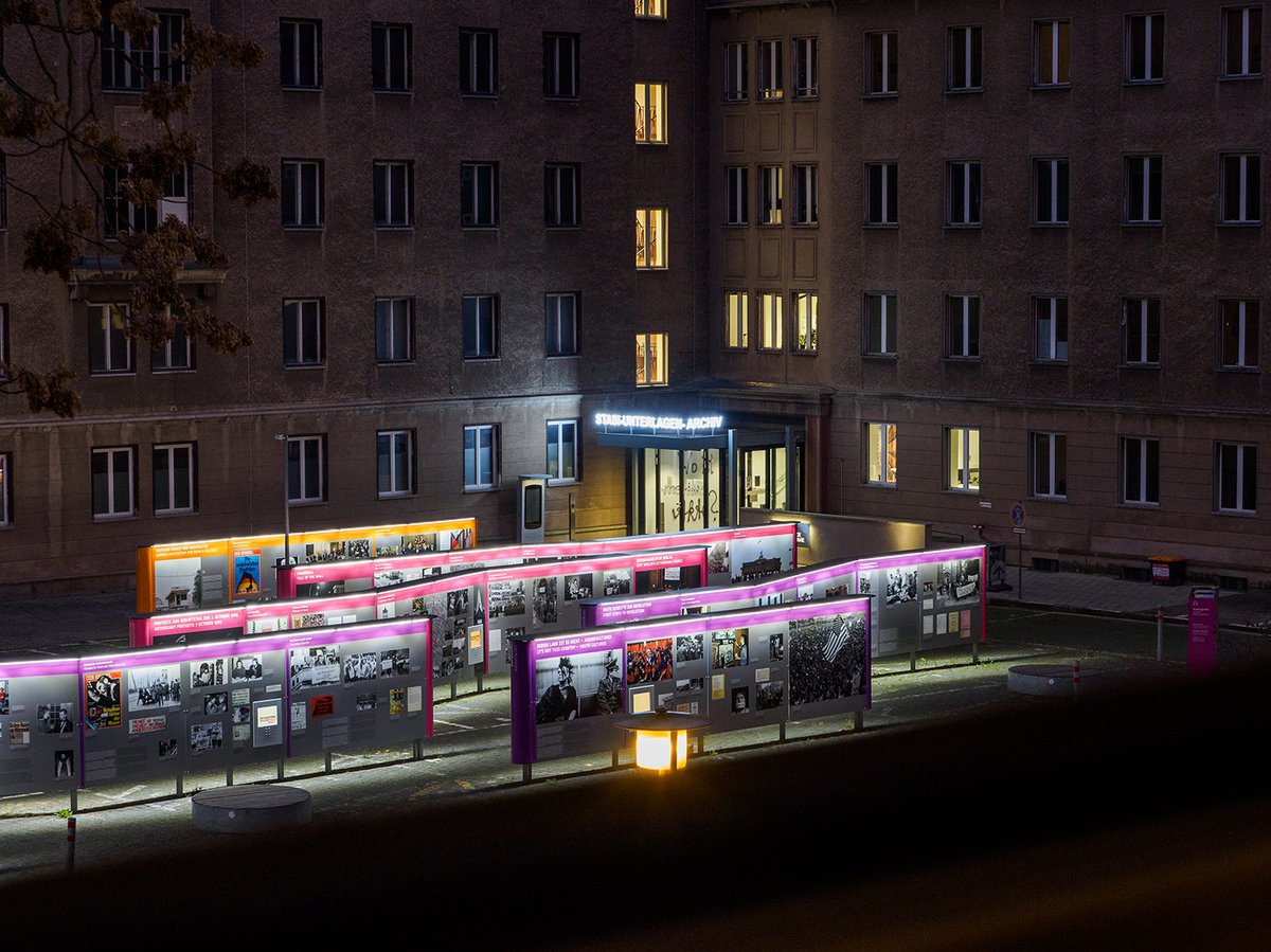 StasiArchiv's tweet photo. Lange Nacht der Museen in der ehemaligen Stasi-Zentrale:
Filmvorführung, spannende Führungen & Aktionen auf dem Campus für Demokratie – mit Einblicken in die Staatssicherheit, ihre Methoden & ihre Macht. #LNDMberlin
🗓️ 30.8.
🕔 17 Uhr
ℹ️ https://t.co/4NncoOREv7 https://t.co/pTDhZ2dGy9