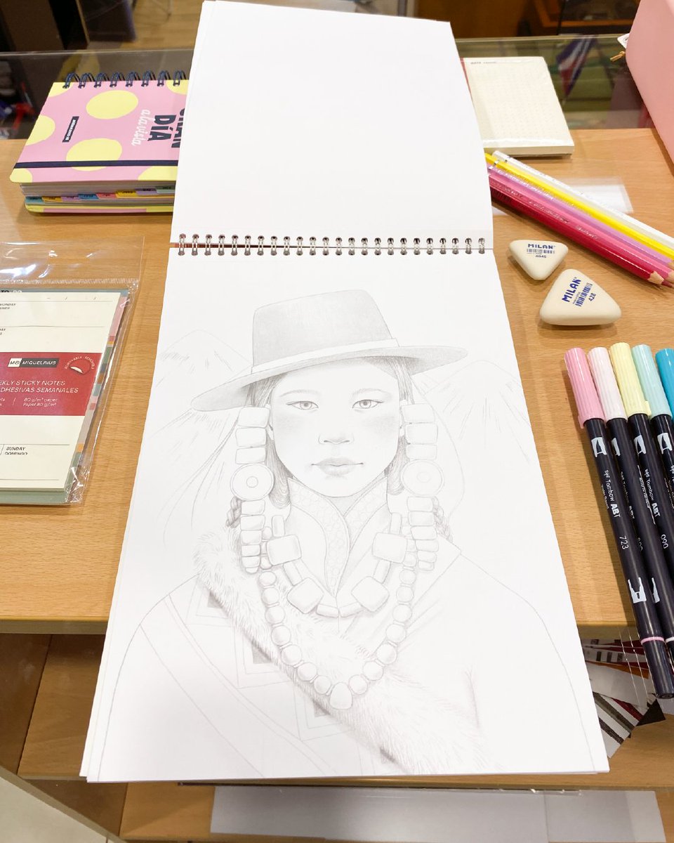 Bloc de colorear multitécnica, 6 ilustraciones × 3 repeticiones para probar lápices, rotus, acuarela o pintura 🎨

Incluye hoja de inspiración + papel premium 250 g

Disponible en Escala 😉

<a href="/ClairefontaineT/">Clairefontaine</a>