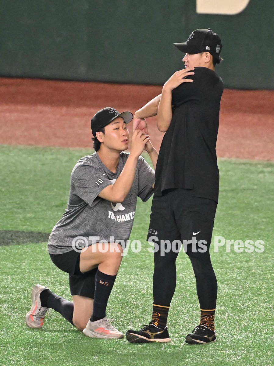 tospophoto's tweet photo. 【プロ野球】2025/08/22
#巨人 X DeNA 

手の甲に口付け💋⁇
#山﨑伊織 #井上温大 

#giants https://t.co/r3LSdefm0D