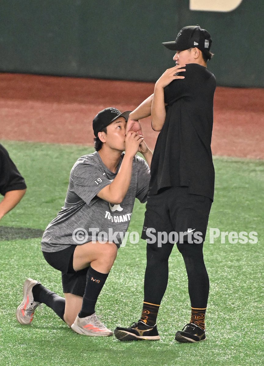 tospophoto's tweet photo. 【プロ野球】2025/08/22
#巨人 X DeNA 

手の甲に口付け💋⁇
#山﨑伊織 #井上温大 

#giants https://t.co/r3LSdefm0D